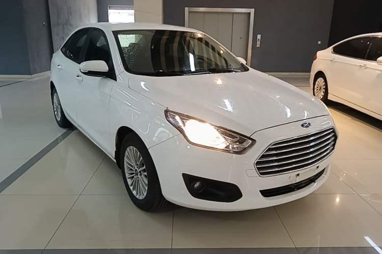 Used Ford Escort 2015 1.5L Automatic Comfort Edition Front Right 45 Deg