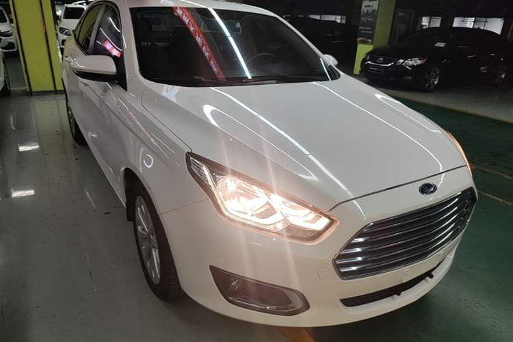 Used Ford Escort 2015 1.5L Automatic Fashion Model Front Right 45 Deg