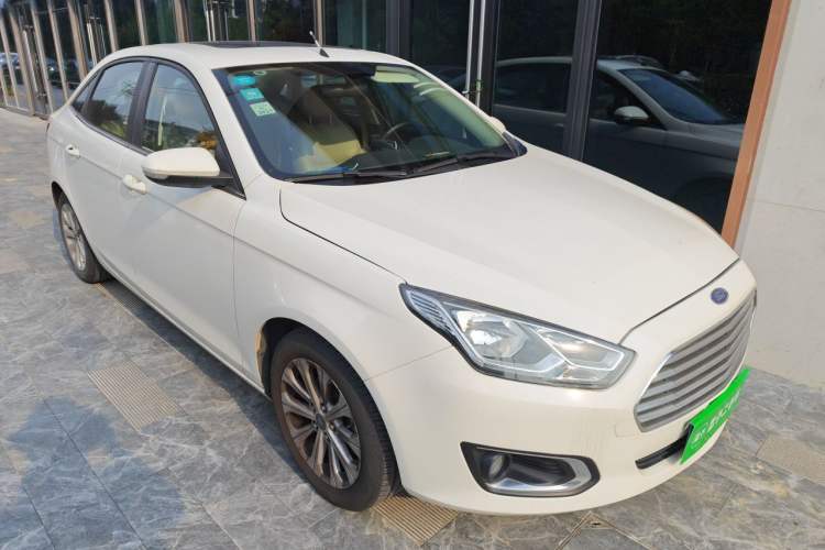 Used Ford Escort 2015 1.5L Automatic Fashion Model Front Right 45 Deg