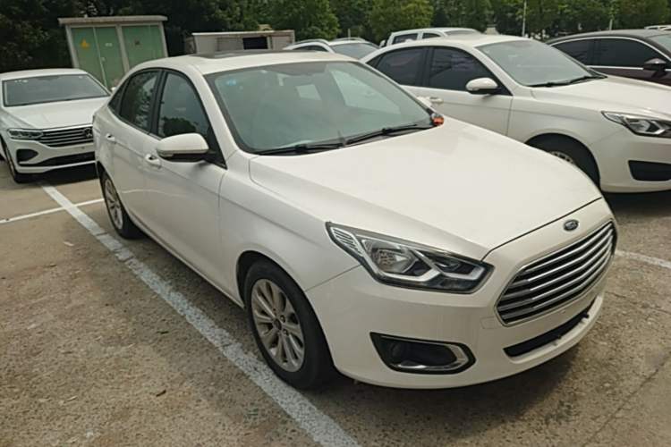 Used Ford Escort 2015 1.5L Automatic Fashion Model Front Right 45 Deg