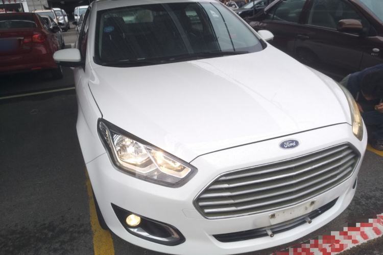 Used Ford Escort 2015 1.5L Manual Fashion Edition Front Right 45 Deg