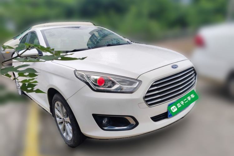 Used Ford Escort 2015 1.5L Manual Fashion Edition Front Right 45 Deg