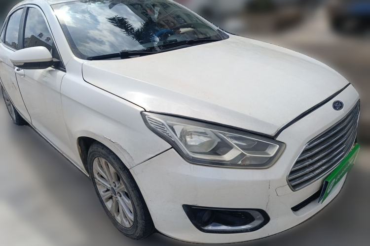 Used Ford Escort 2015 1.5L Manual Fashion Edition Front Right 45 Deg