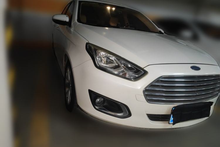 Used Ford Escort 2015 1.5L Manual Fashion Edition Front Right 45 Deg