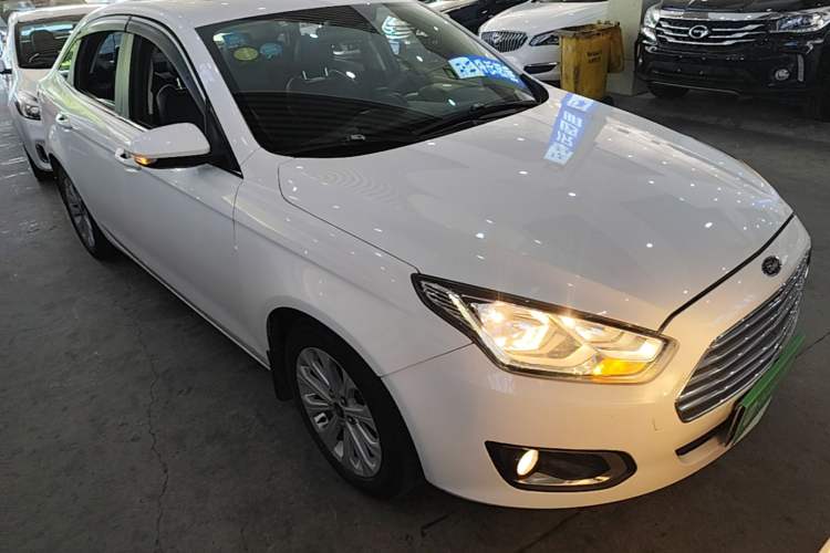 Used Ford Escort 2015 1.5L Automatic Fashion Model Front Right 45 Deg