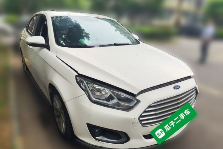 Used Ford Escort 2015 1.5L Manual Fashion Edition Front Right 45 Deg