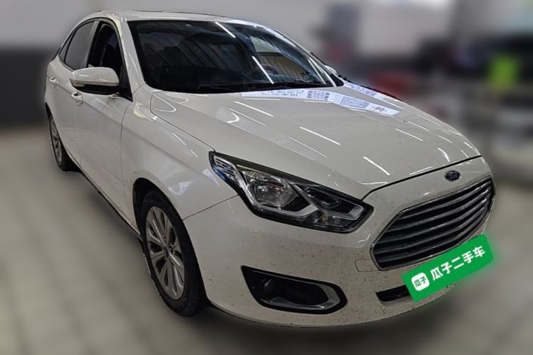 Used Ford Escort 2015 1.5L Manual Fashion Edition Front Right 45 Deg