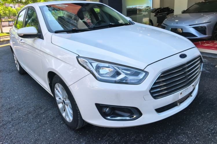 Used Ford Escort 2015 1.5L Automatic Fashion Model Front Right 45 Deg