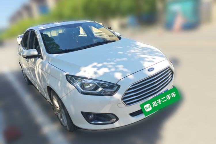 Used Ford Escort 2015 1.5L Manual Fashion Edition Front Right 45 Deg