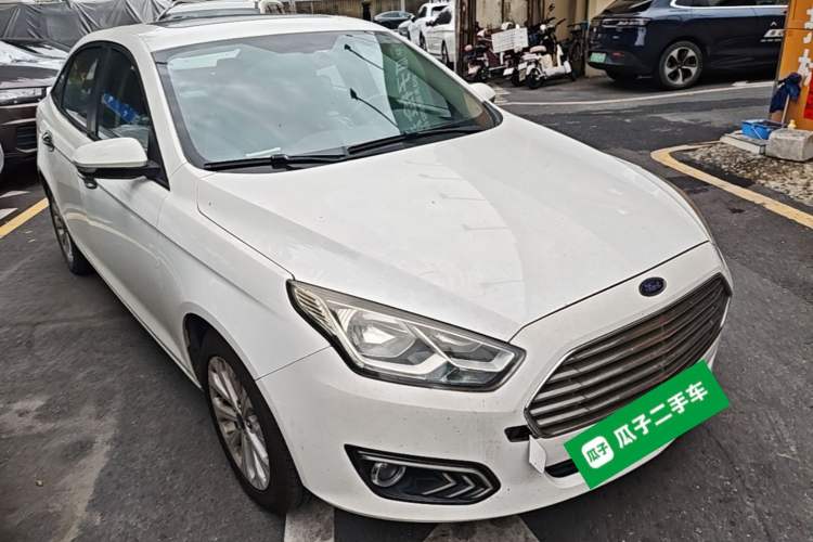 Used Ford Escort 2015 1.5L Automatic Fashion Model Front Right 45 Deg