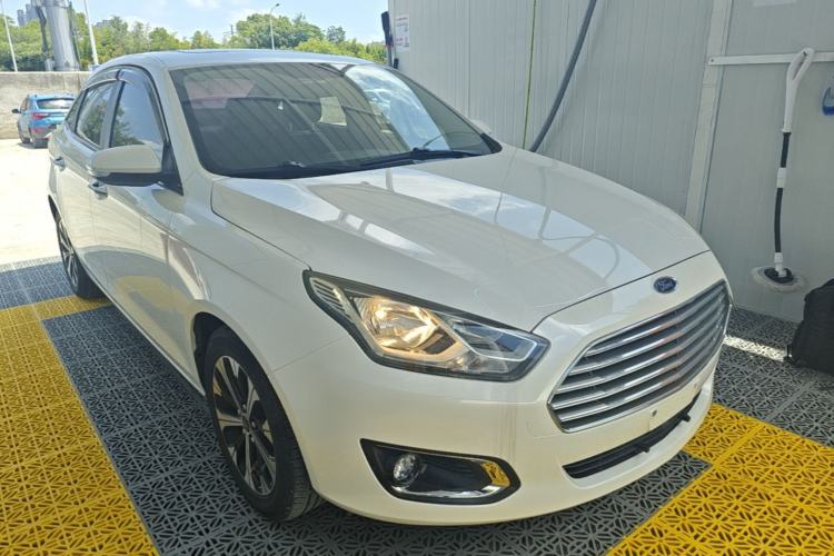 Used Ford Escort 2015 1.5L Automatic Fashion Model Front Right 45 Deg