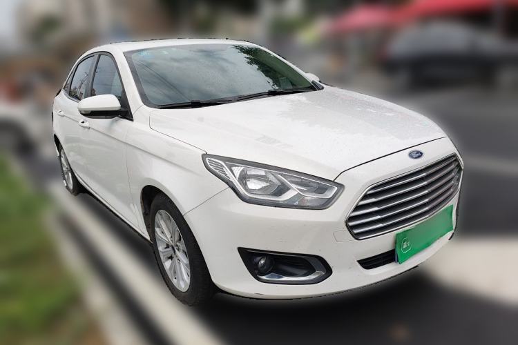Used Ford Escort 2015 1.5L Manual Fashion Edition Front Right 45 Deg