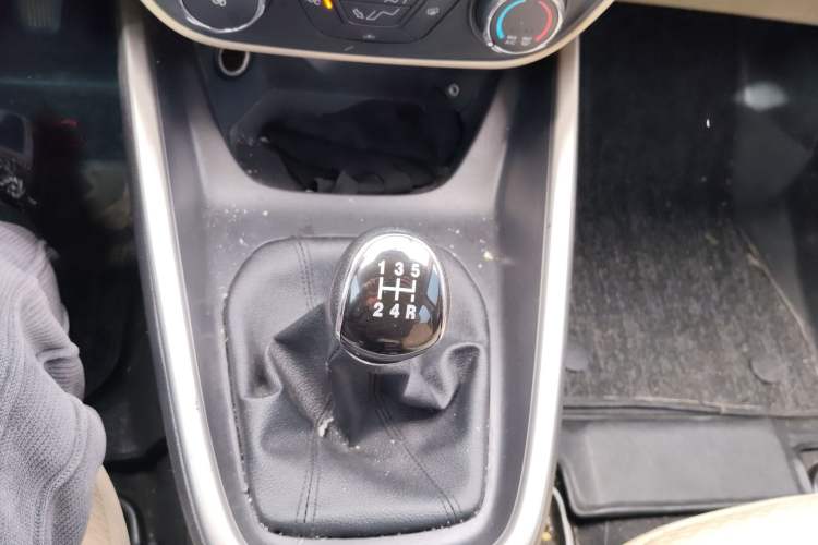 Used Ford Escort 2015 1.5L Manual Comfort Model Gear Lever