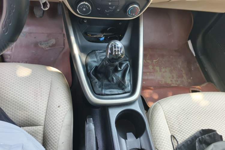 Used Ford Escort 2015 1.5L Manual Comfort Model Gear Lever