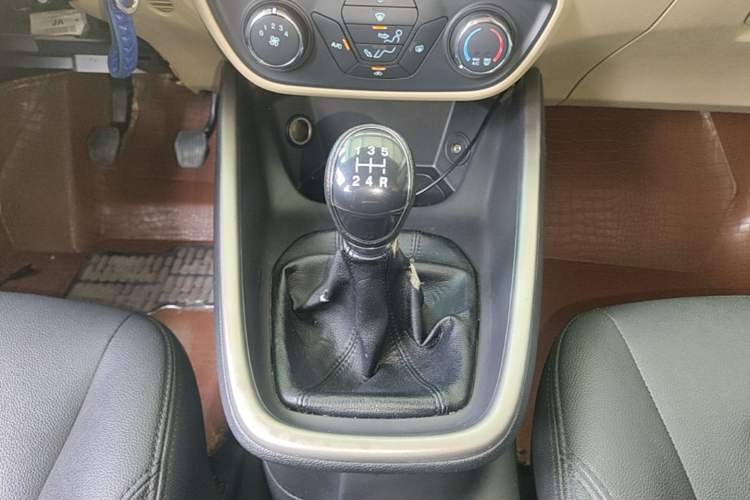 Used Ford Escort 2015 1.5L Manual Comfort Model Gear Lever