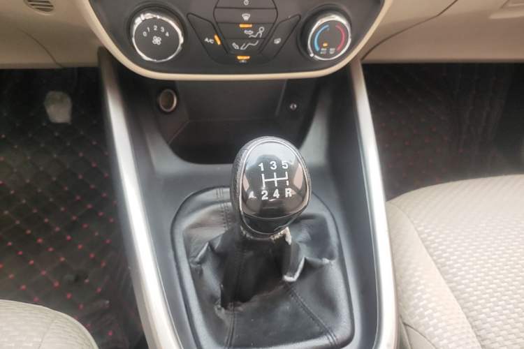 Used Ford Escort 2015 1.5L Manual Comfort Model Gear Lever