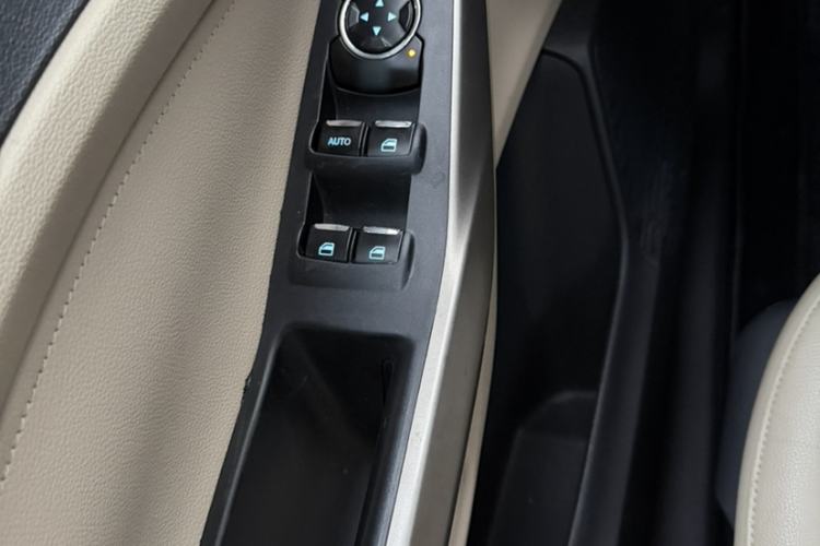 Used Ford Escort 2015 1.5L Manual Fashion Edition Interior 6