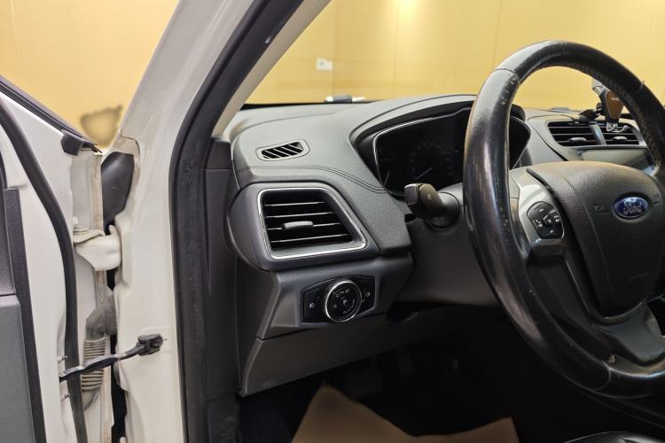 Used Ford Escort 2015 1.5L Automatic Fashion Model Interior 9
