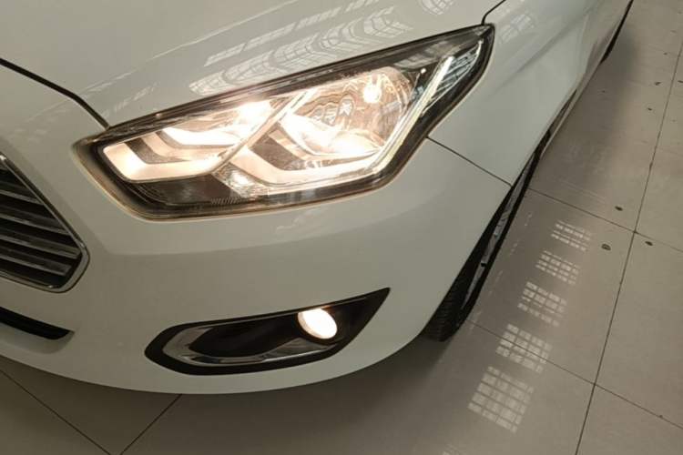 Used Ford Escort 2015 1.5L Automatic Fashion Model Left Front Headlight