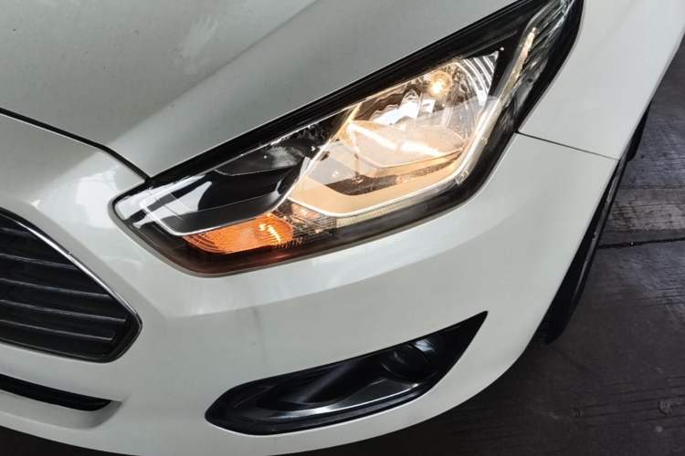 Used Ford Escort 2015 1.5L Automatic Fashion Model Left Front Headlight