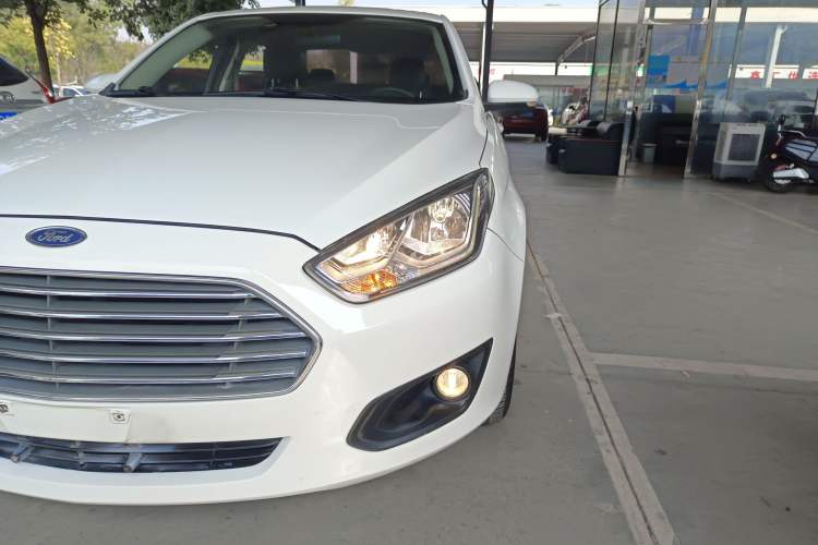 Used Ford Escort 2015 1.5L Automatic Comfort Edition Left Front Headlight
