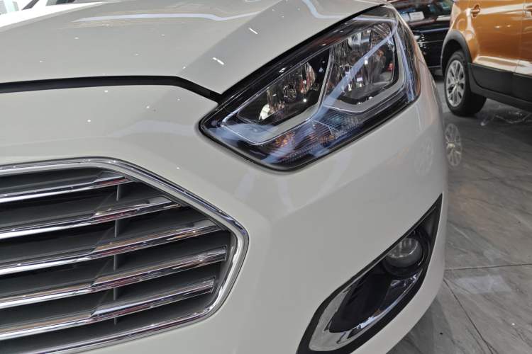 Used Ford Escort 2015 1.5L Manual Fashion Edition Left Front Headlight