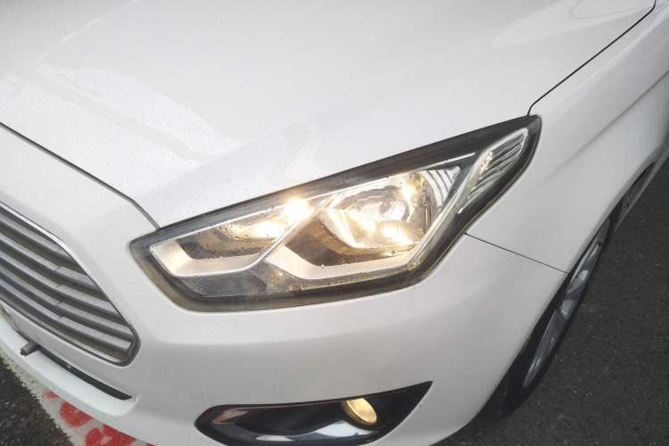 Used Ford Escort 2015 1.5L Manual Fashion Edition Left Front Headlight