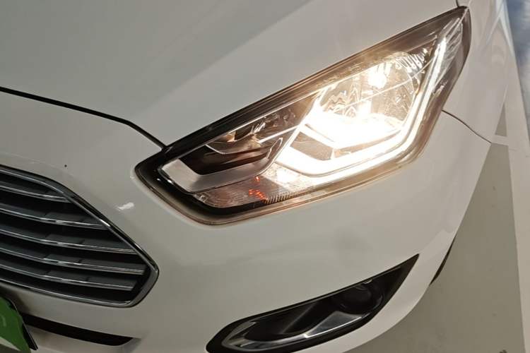 Used Ford Escort 2015 1.5L Automatic Fashion Model Left Front Headlight