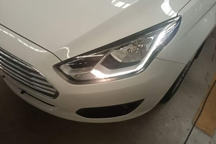 Used Ford Escort 2015 1.5L Automatic Comfort Edition Left Front Headlight