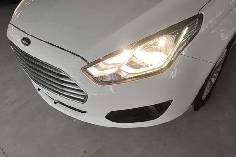 Used Ford Escort 2015 1.5L Automatic Comfort Edition Left Front Headlight