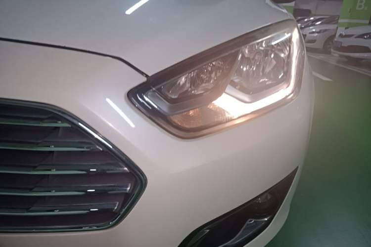 Used Ford Escort 2015 1.5L Automatic Fashion Model Left Front Headlight