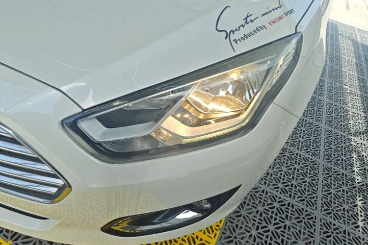 Used Ford Escort 2015 1.5L Automatic Fashion Model Left Front Headlight
