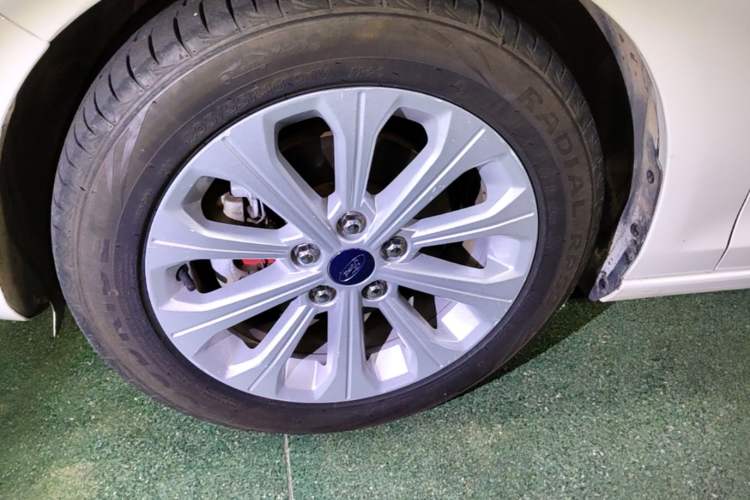 Used Ford Escort 2015 1.5L Automatic Fashion Model Left Front Wheel Hub