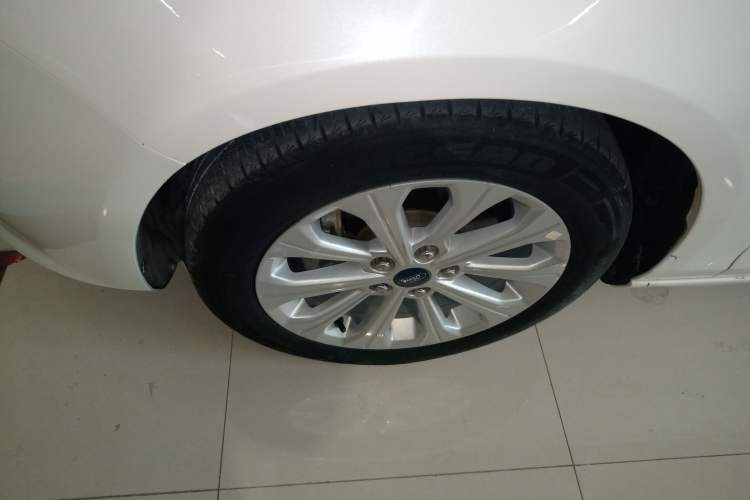 Used Ford Escort 2015 1.5L Automatic Fashion Model Left Front Wheel Hub