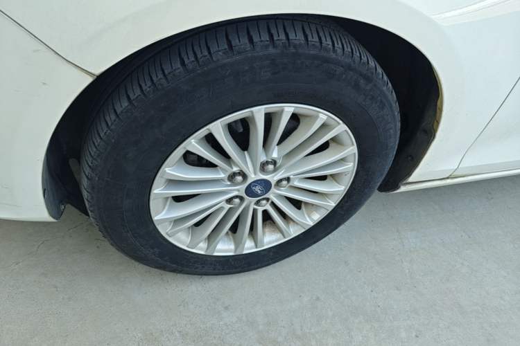 Used Ford Escort 2015 1.5L Manual Comfort Model Left Front Wheel Hub