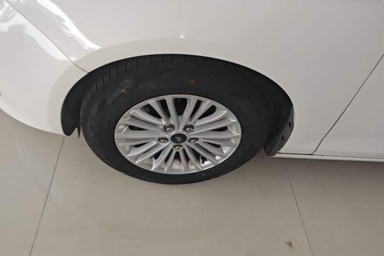 Used Ford Escort 2015 1.5L Automatic Comfort Edition Left Front Wheel Hub