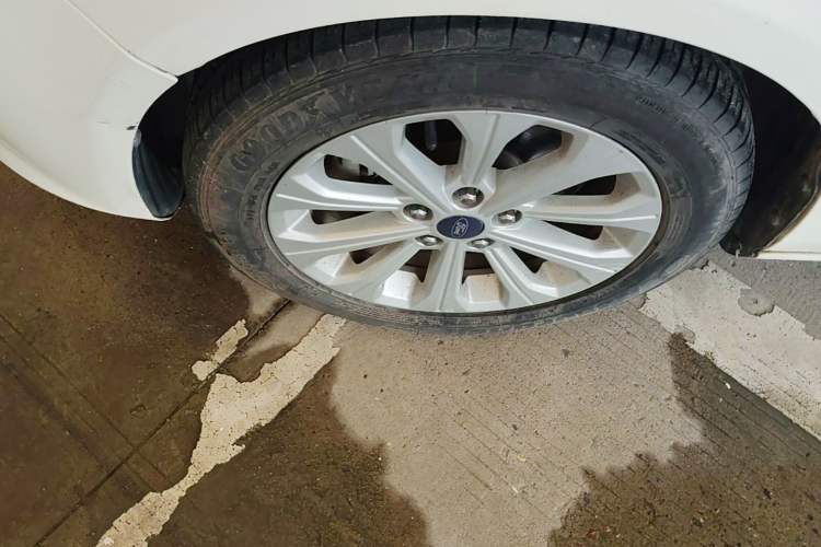 Used Ford Escort 2015 1.5L Automatic Fashion Model Left Front Wheel Hub