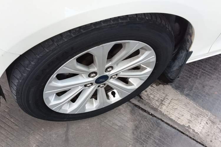 Used Ford Escort 2015 1.5L Automatic Fashion Model Left Front Wheel Hub