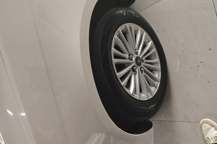 Used Ford Escort 2015 1.5L Manual Comfort Model Left Front Wheel Hub