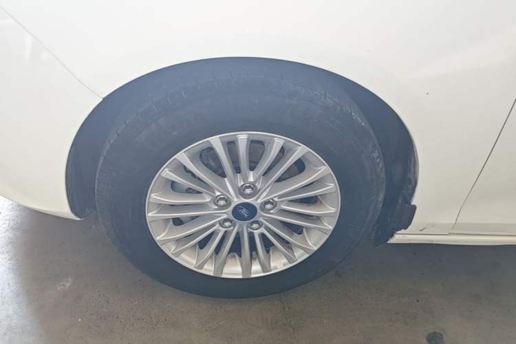 Used Ford Escort 2015 1.5L Manual Comfort Model Left Front Wheel Hub