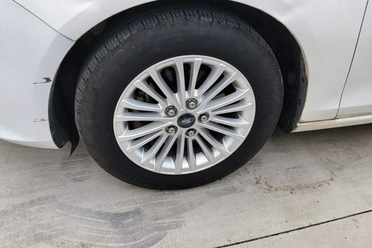 Used Ford Escort 2015 1.5L Manual Comfort Model Left Front Wheel Hub