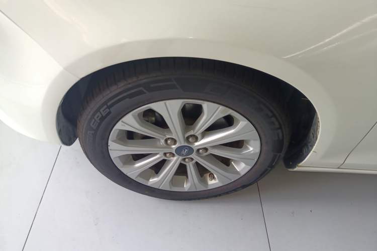 Used Ford Escort 2015 1.5L Automatic Fashion Model Left Front Wheel Hub