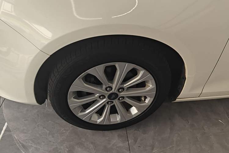 Used Ford Escort 2015 1.5L Automatic Fashion Model Left Front Wheel Hub