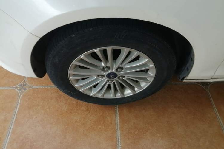 Used Ford Escort 2015 1.5L Automatic Comfort Edition Left Front Wheel Hub