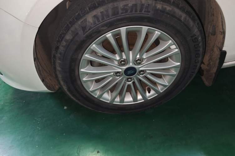 Used Ford Escort 2015 1.5L Manual Comfort Model Left Front Wheel Hub