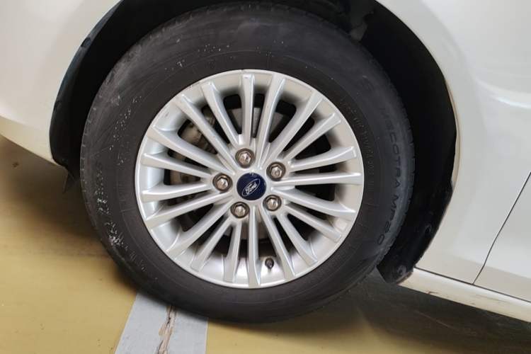 Used Ford Escort 2015 1.5L Automatic Comfort Edition Left Front Wheel Hub