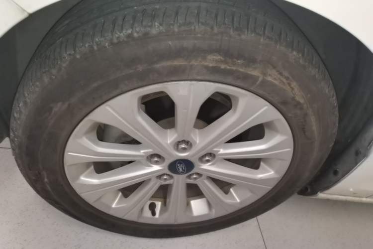 Used Ford Escort 2015 1.5L Automatic Fashion Model Left Front Wheel Hub
