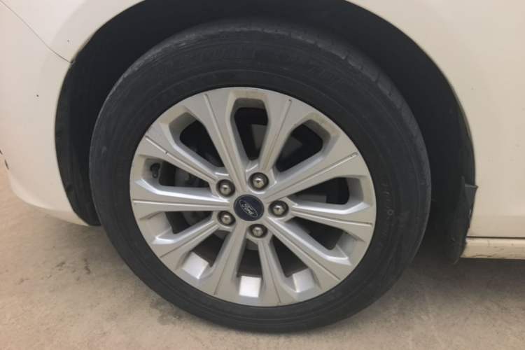 Used Ford Escort 2015 1.5L Automatic Fashion Model Left Front Wheel Hub