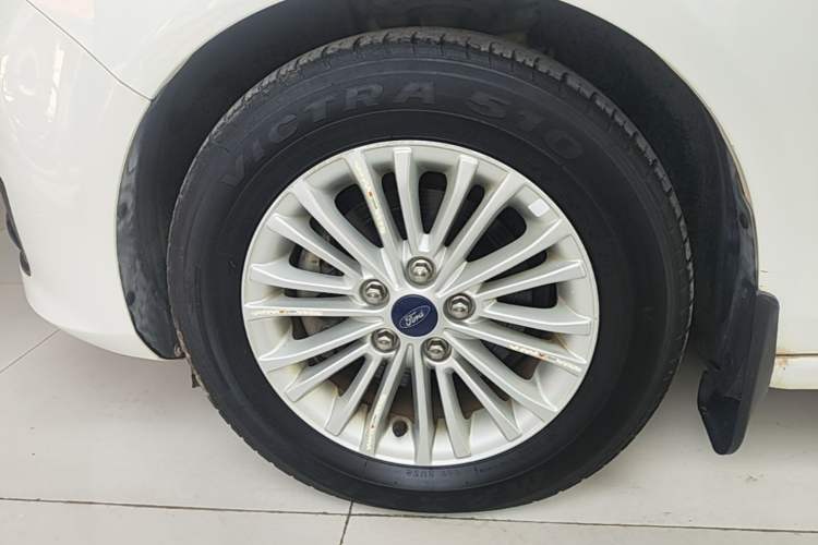 Used Ford Escort 2015 1.5L Manual Comfort Model Left Front Wheel Hub