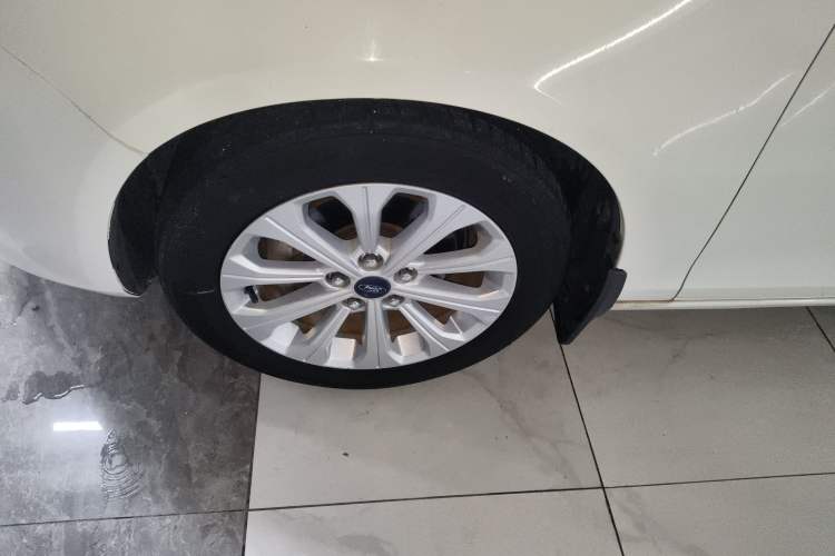Used Ford Escort 2015 1.5L Automatic Fashion Model Left Front Wheel Hub